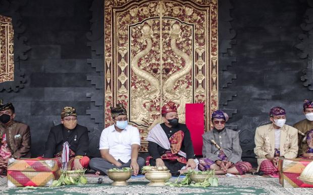 KSAD Jenderal Dudung Dianugerahi Prawireng Jayeng Bhuwane, Gelar Tertinggi Warga Suku Sasak