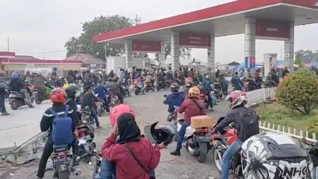 SPBU di Pantura Cirebon Dipadati Pemudik Sepeda Motor, Antre Isi BBM 1 Jam  - Bagian 1