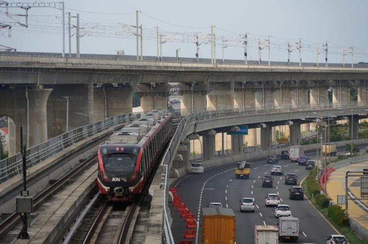 Penumpang LRT Jabode...