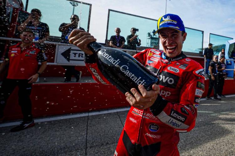 https://img.inews.co.id/media/750/files/inews_new/2025/09/15/marc_marquez_merayakan_kemenangannya_pada_balapan.jpg
