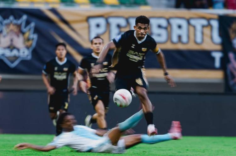 https://img.inews.co.id/media/750/files/inews_new/2025/09/22/ricky_kambuaya_menjadi_bintang_saat_dewa_united_me.jpg
