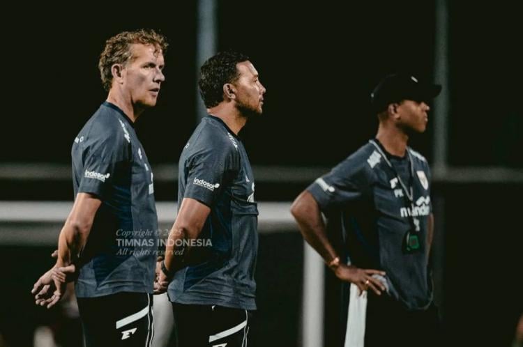 https://img.inews.co.id/media/750/files/inews_new/2025/09/29/asisten_pelatih_timnas_indonesia_alex_pastoor_ki.jpg