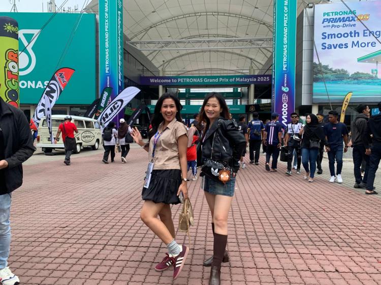 https://img.inews.co.id/media/750/files/inews_new/2025/10/25/dua_fans_asal_indonesia_di_motogp_malaysia_2025.jpg