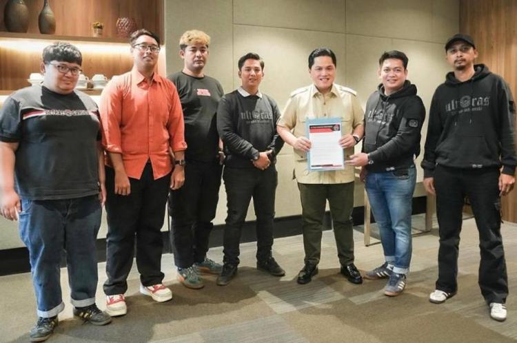https://img.inews.co.id/media/750/files/inews_new/2025/10/26/ketua_umum_pssi_erick_thohir_ultras_garuda.jpg