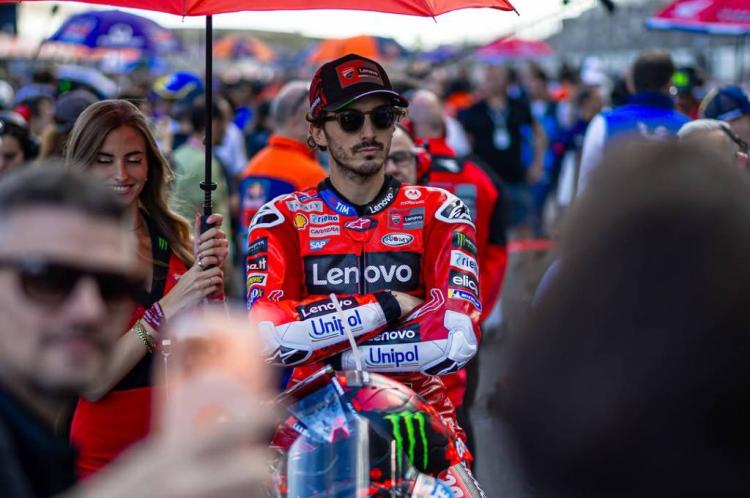 https://img.inews.co.id/media/750/files/inews_new/2025/11/16/pembalap_ducati_lenovo_francesco_bagnaia.jpg