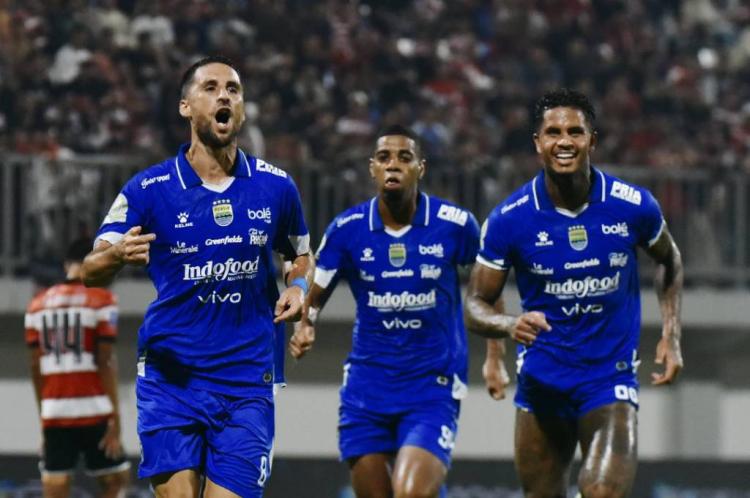 https://img.inews.co.id/media/750/files/inews_new/2025/11/30/gelandang_persib_bandung_luciano_guaycochea_kiri.jpg