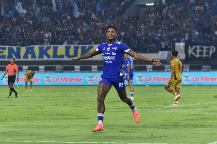 https://img.inews.co.id/media/750/files/inews_new/2025/12/22/striker_persib_bandung_ramon_tanque_merayakan_go.jpg