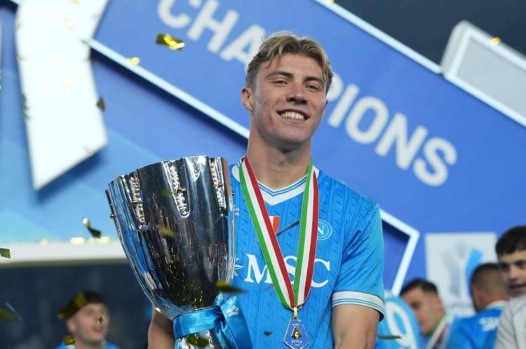https://img.inews.co.id/media/750/files/inews_new/2025/12/23/rasmus_hojlund_mengantar_napoli_juara_piala_super.jpg