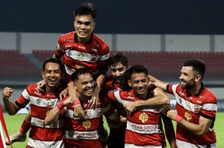https://img.inews.co.id/media/750/files/inews_new/2025/12/28/madura_united_menghajar_semen_padang_fc_5_1.jpg