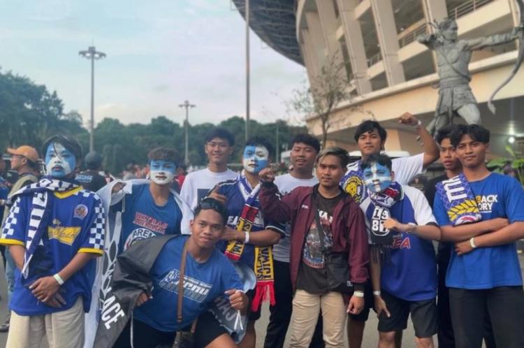 https://img.inews.co.id/media/750/files/inews_new/2026/02/08/aremania_menyambangi_sugbk_untuk_mendukung_arema_f.jpg