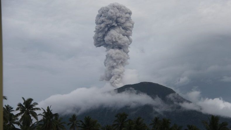 Gunung Ibu Di Halmahera Erupsi, Tinggi Kolom Abu Capai 600 Meter Di ...