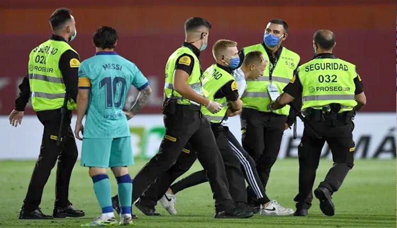 Kelabui Petugas Keamanan, Orang Ini Nyaris Peluk Lionel Messi