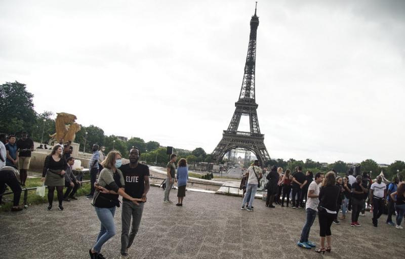 Menara Eiffel Dibuka Setelah Tutup 2 Bulan, Pengunjung Naik Lewat Tangga