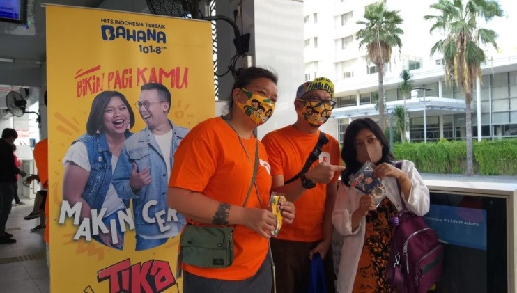Peduli Pejuang Ibu Kota, Bahana FM Bagikan New Normal Starter Kit ke Pengguna Transjakarta