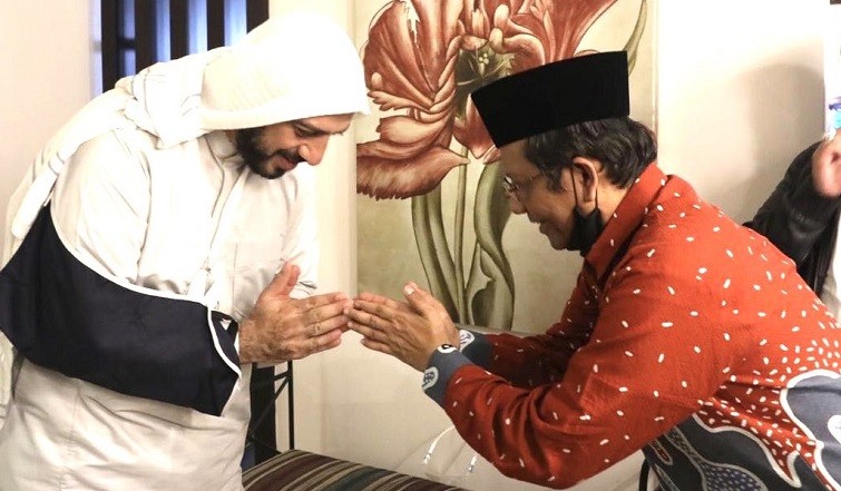 Jenguk Syekh Ali Jaber, Mahfud MD Bahas Masalah Keumatan