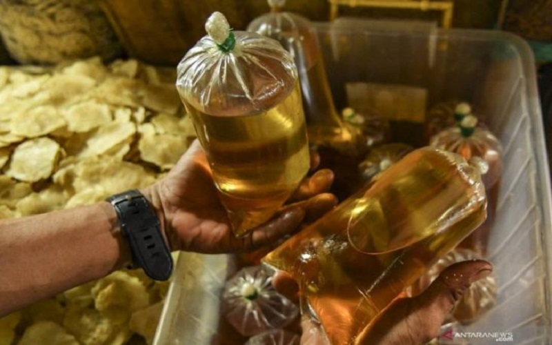 Beli Minyak Goreng Curah Pakai PeduliLindungi, Ini Tanggapan Pedagang di Indramayu