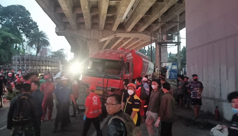 Truk Tangki Terlibat Kecelakaan Beruntun Di Jalan Alternatif Cibubur ...