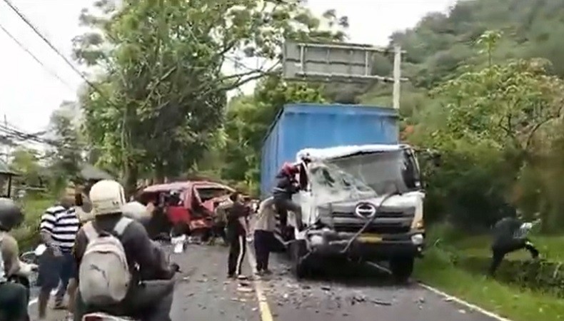 Kecelakaan Maut Minibus Vs Truk Di Jalan Singaraja-Denpasar, 3 Tewas 11 ...