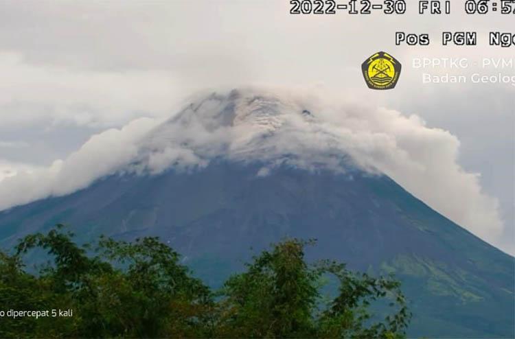 Gunung Merapi Muntahkan Guguran Awan Panas Sejauh 900 Meter ke Arah Kali Putih
