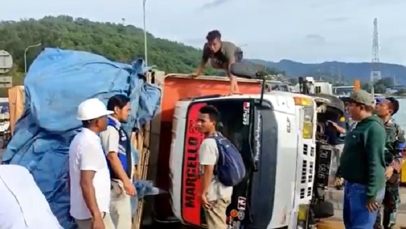 Lagi, Truk Terbalik di Dermaga Pelabuhan Merak akibat Cuaca Buruk
