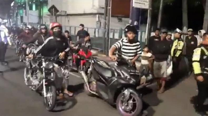 Terjaring Razia, Peserta Balap Liar di Sidoarjo Dipaksa Tuntun Motor ...