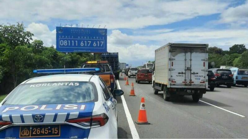 Sopir Mengantuk, Dua Truk Terlibat Kecelakaan Di Tol Jagorawi - News+ ...