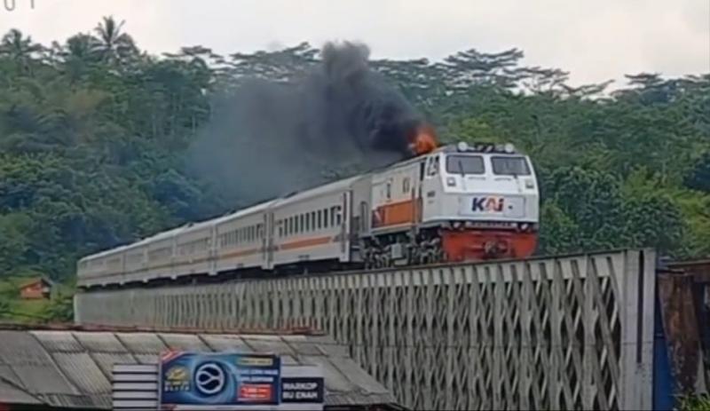 Viral Kereta Keluarkan Api Dan Asap Membumbung Netizen The Real Kereta Api News On Rcti