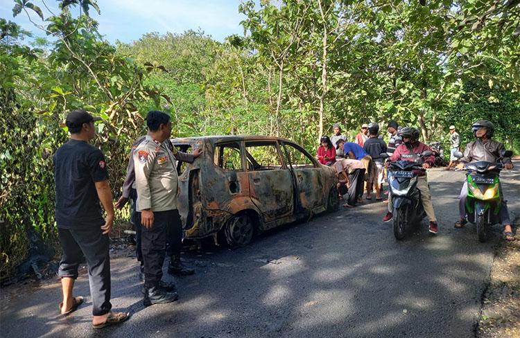 Diduga Korsleting Listrik, Minibus di Gunungkidul Ludes Terbakar