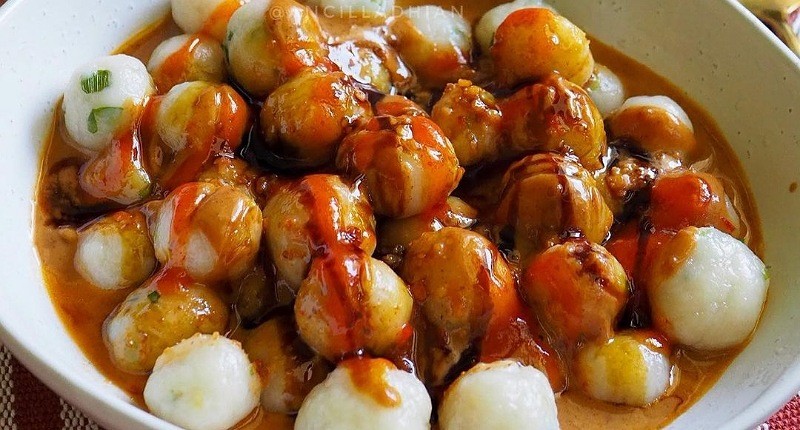 Semangkuk Cilok Bumbu kenyal dengan siraman bumbu kacang kental