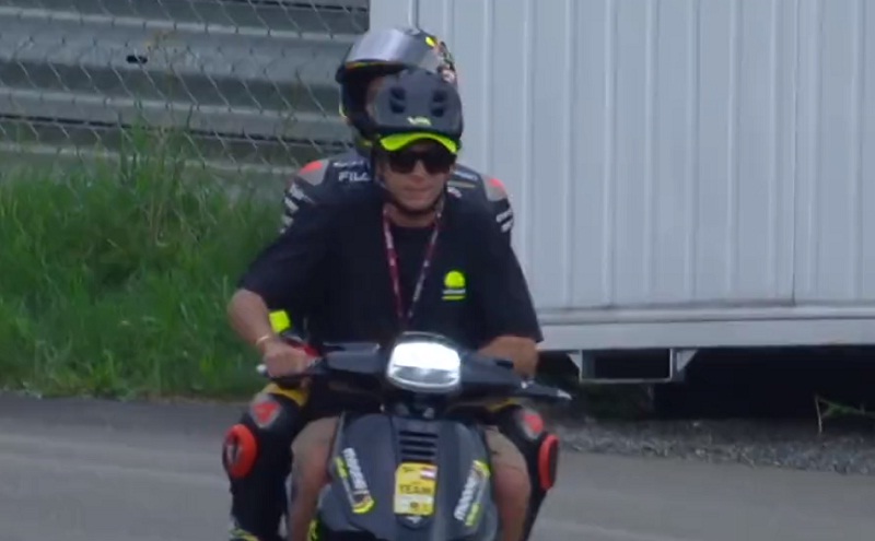 Valentino Rossi Menyulap Jadi Ojek Dadakan Muridnya di MotoGP Austria 2023