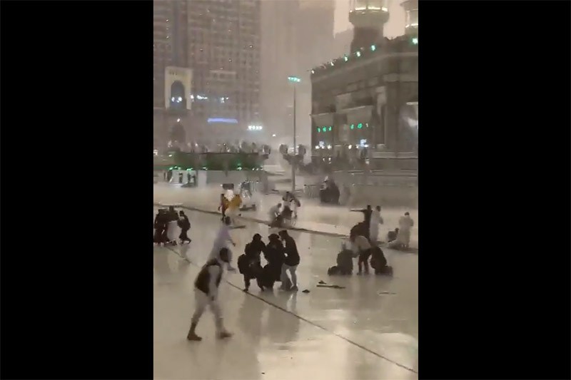 Jemaah Makkah Berhadapan dengan Hujan Badai, Tetap Mendekati Ka’bah dan Melakukan Salat