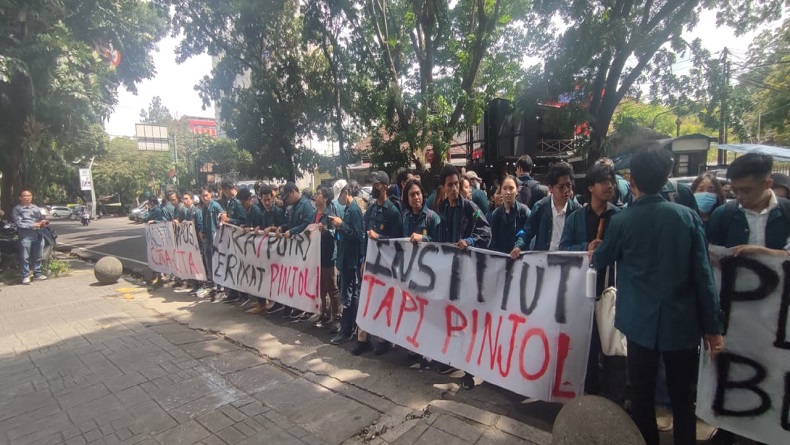 Protes Tawaran Bayar Ukt Pakai Pinjol Mahasiswa Itb Demo Di Gedung