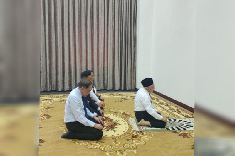 Momen Wapres Jadi Imam Salat di Sela KTT ASEAN Laos, PM Anwar Ibrahim Jadi Muazin Momen Wapres Jadi Imam Salat di Sela KTT ASEAN Laos, PM Anwar Ibrahim Jadi Muazin