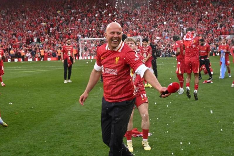 Arne Slot Tutup Musim Debut di Liverpool dengan Gelar Bersejarah