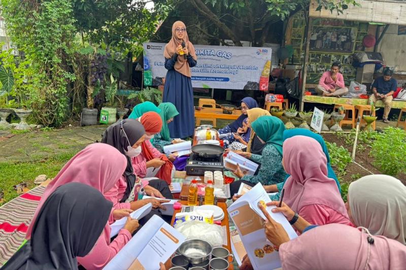 Jaga Ekosistem Lingkungan, BRI Peduli Gelar Pelatihan Pengolahan Limbah Minyak Jelantah di Bank Sampah Bogor