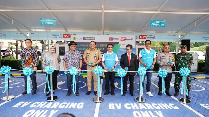 Perkuat Ekosistem Kendaraan Listrik, PLN Resmikan Dua SPKLU Center Pertama di Jakarta