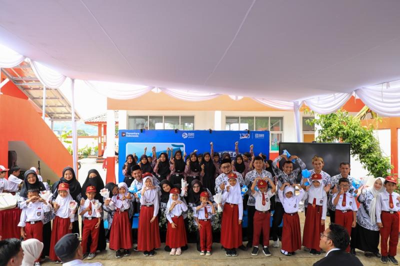 Hari Guru Nasional, BRI Peduli Salurkan Bantuan di SDN Sukamahi 02 Megamendung Bogor