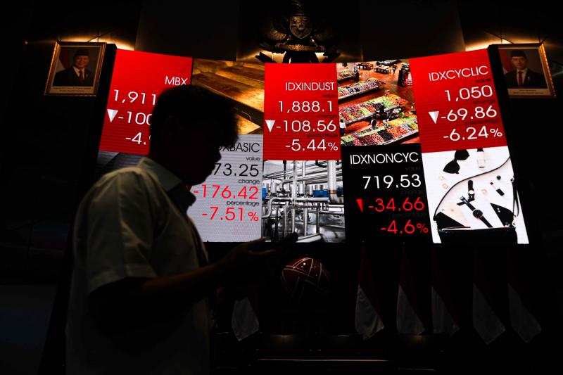 IHSG Hari Ini Ditutup Anjlok 2 Persen, Keluar dari Level 7.000