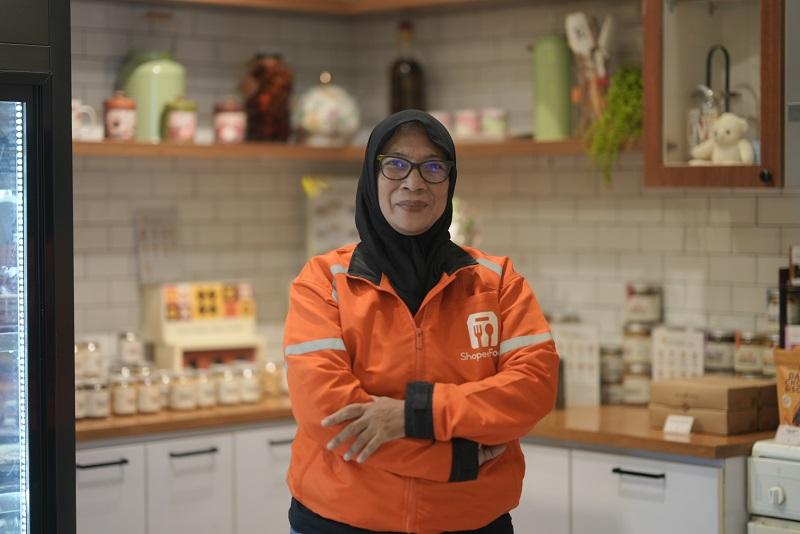 Kartini Masa Kini: Kisah Mpok Ati, Driver Pesan-Antar Makanan yang Berkuliah di Usia 51 Tahun