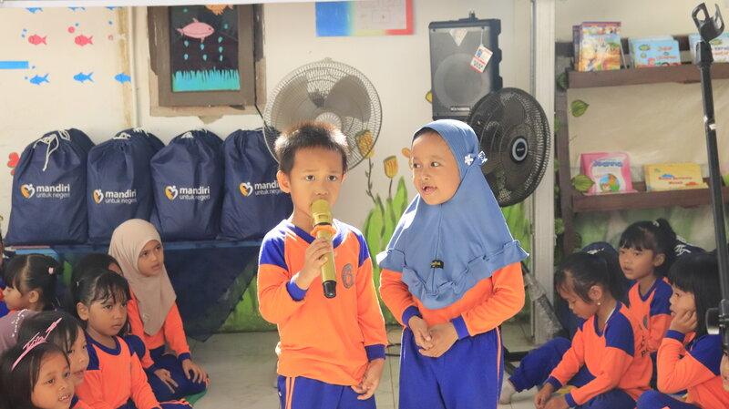 Bank Mandiri Bagikan Ribuan Paket Buku melalui Mandiri Peduli Sekolah
