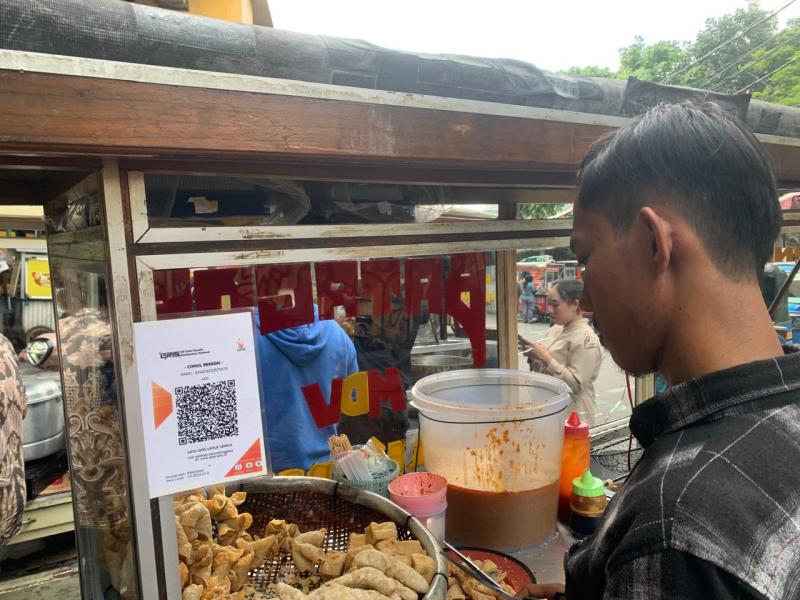 Batagor Gondangdia Kebanjiran Pembeli, QRIS BRI Jadi Senjata Layani Antrean