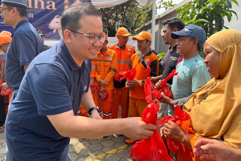 Senangnya Warga Pasar Minggu Dapat Daging Kurban dari BRI Area Warung Buncit