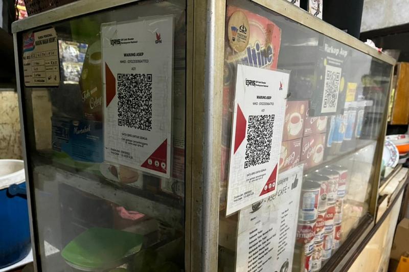 QRIS BRI Jadi Andalan Warung Asep Layani Pembeli, Tak Perlu Cari Uang Kembalian