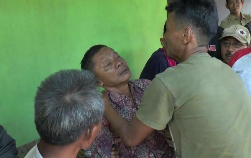 Isak Tangis Iringi Pemakaman Korban Jembatan Penangkaran Rusa Ambruk