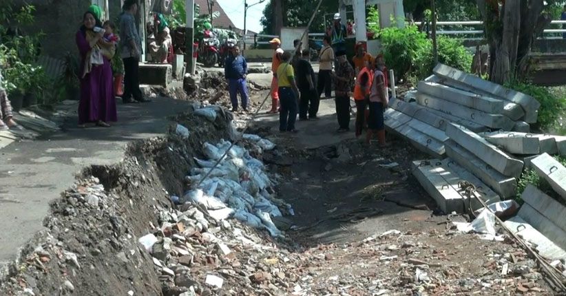 Jalan Ambles di Ponorogo Meluas, Kendaraan Berat Dilarang Melintas