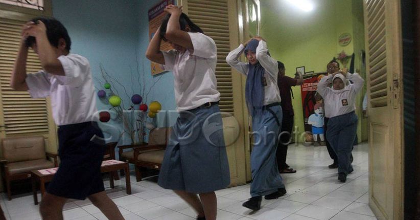 Gempa Mataram Picu Kepanikan, Sekolah Pulangkan Para Siswa