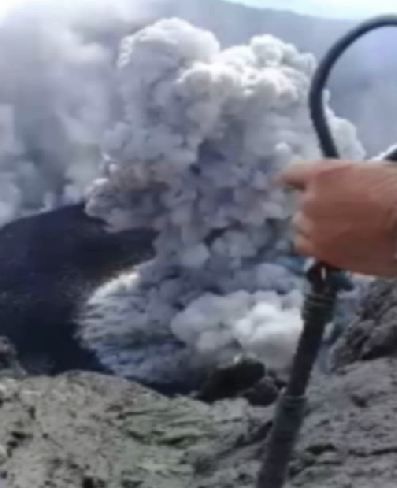 Viral, Pendaki Abadikan Erupsi Gunung Agung