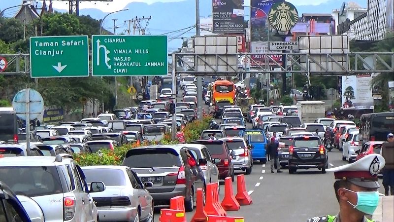 title Jalur Puncak Macet Total, Jadwal One Way Molor hingga Petang Jalur Puncak Macet Total, Jadwal One Way Molor hingga Petang