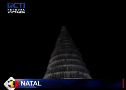 GKJ Buat Pohon Natal Raksasa dari Limbah Botol Plastik Bekas