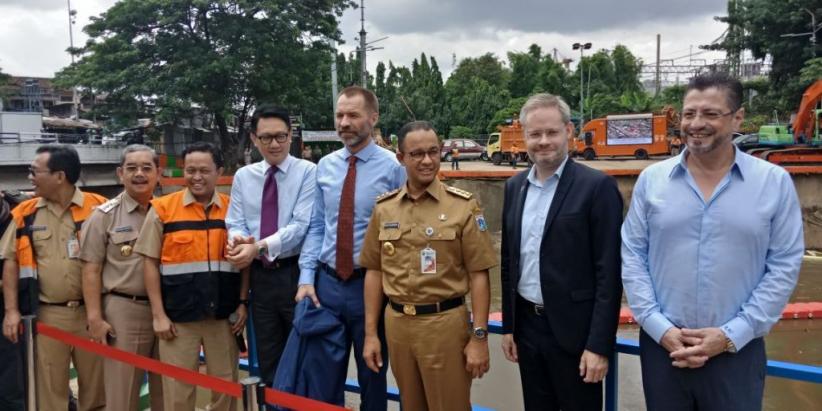  Di Pintu Air Manggarai Anies Bahas Sampah Bersama Dubes 